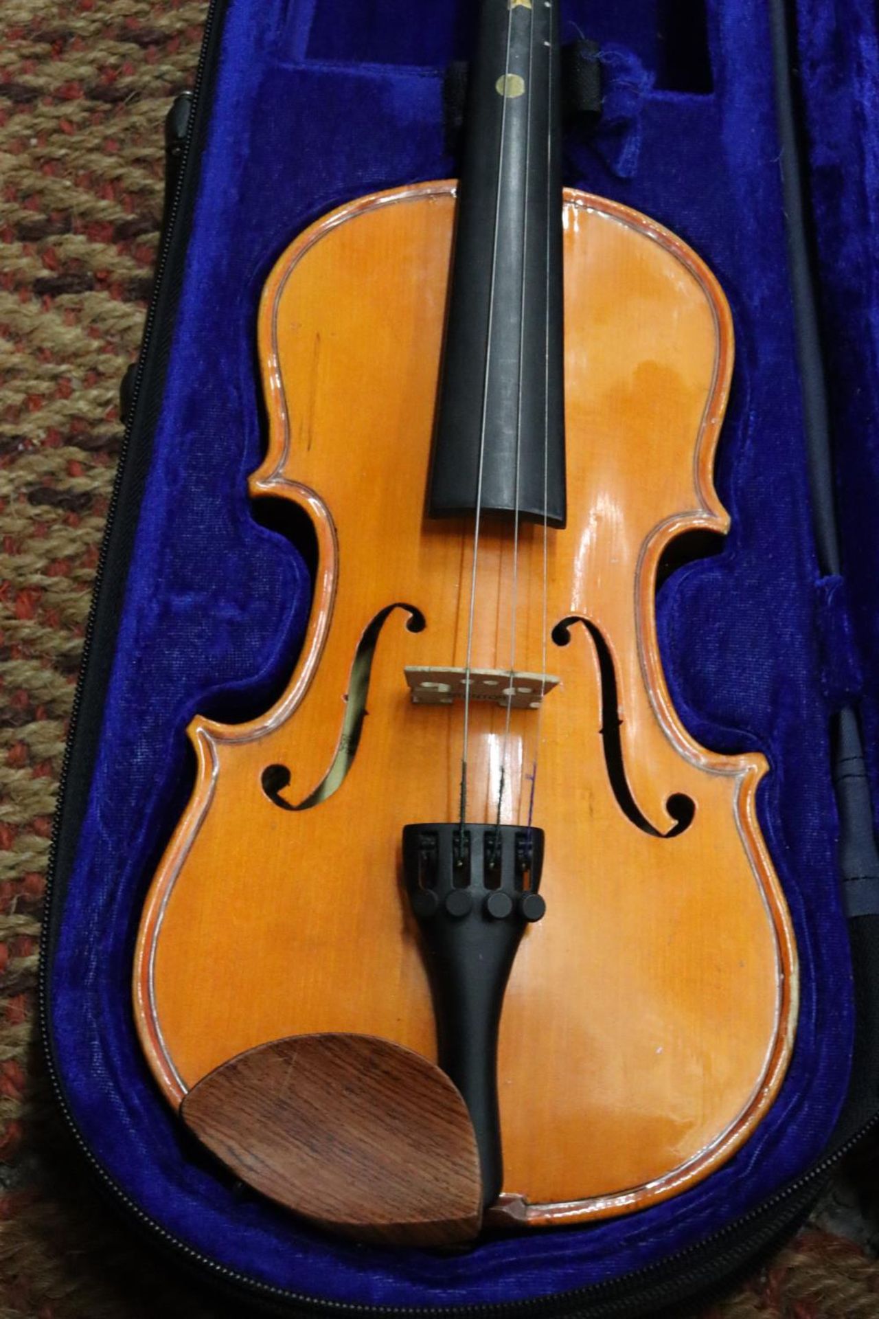A STENTOR STUDENT 1/4 VIOLIN IN A CASE - Image 3 of 6