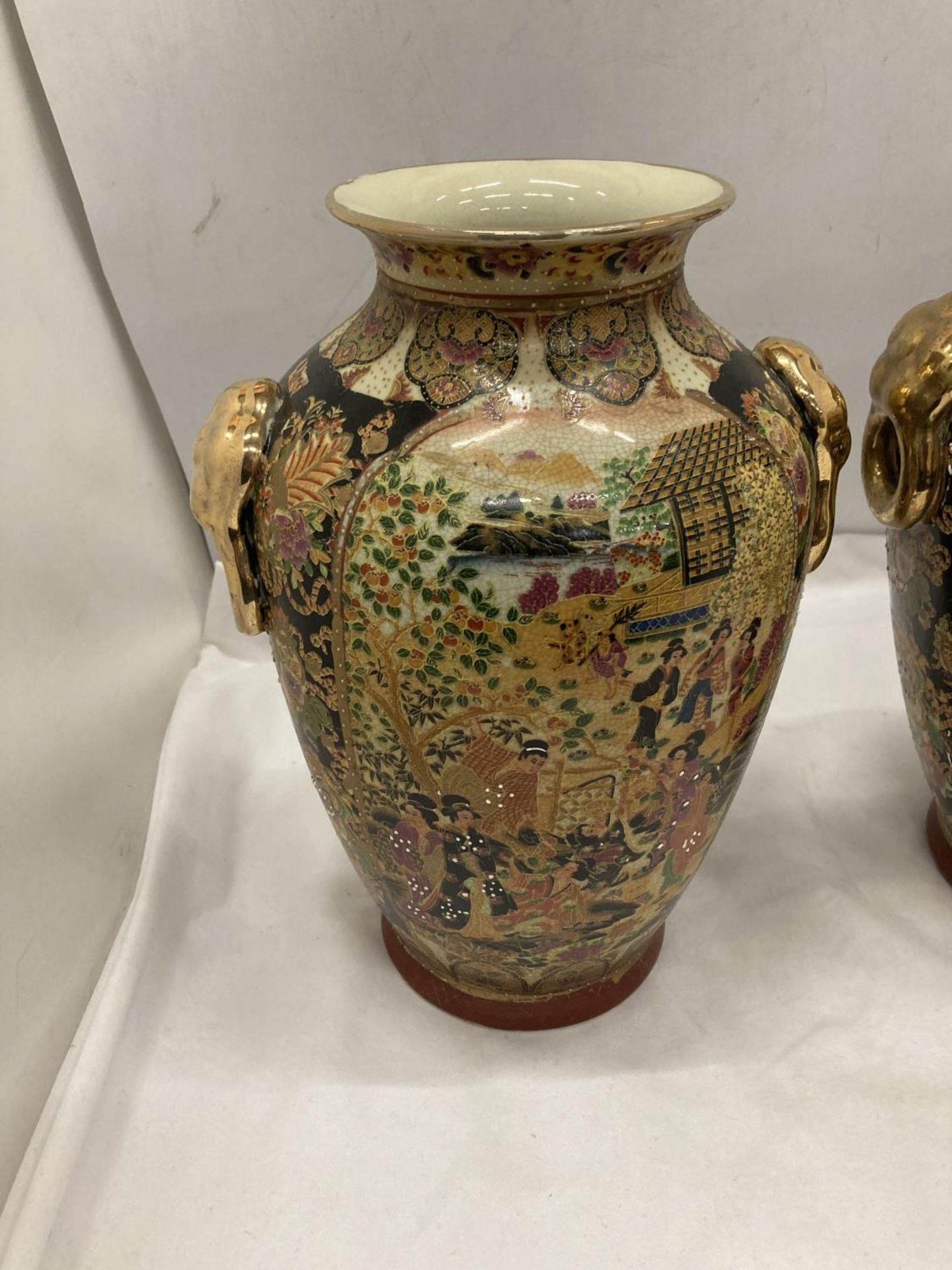 A PAIR OF DECORATIVE ROYAL SATSUMA VASES HEIGHT 32CM - Image 2 of 5