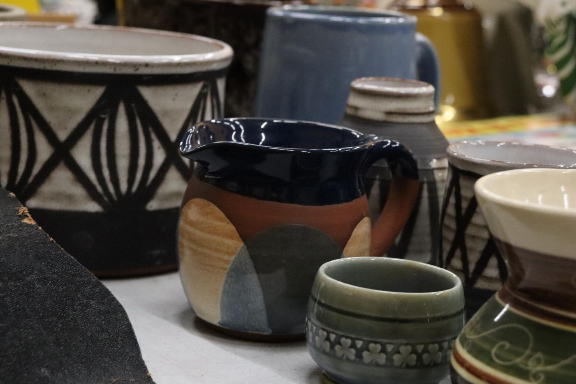 A COLLECTION OF DESIGNER STUDIO POTTERY, SOME SIGNED TO THE BASE - Image 8 of 11