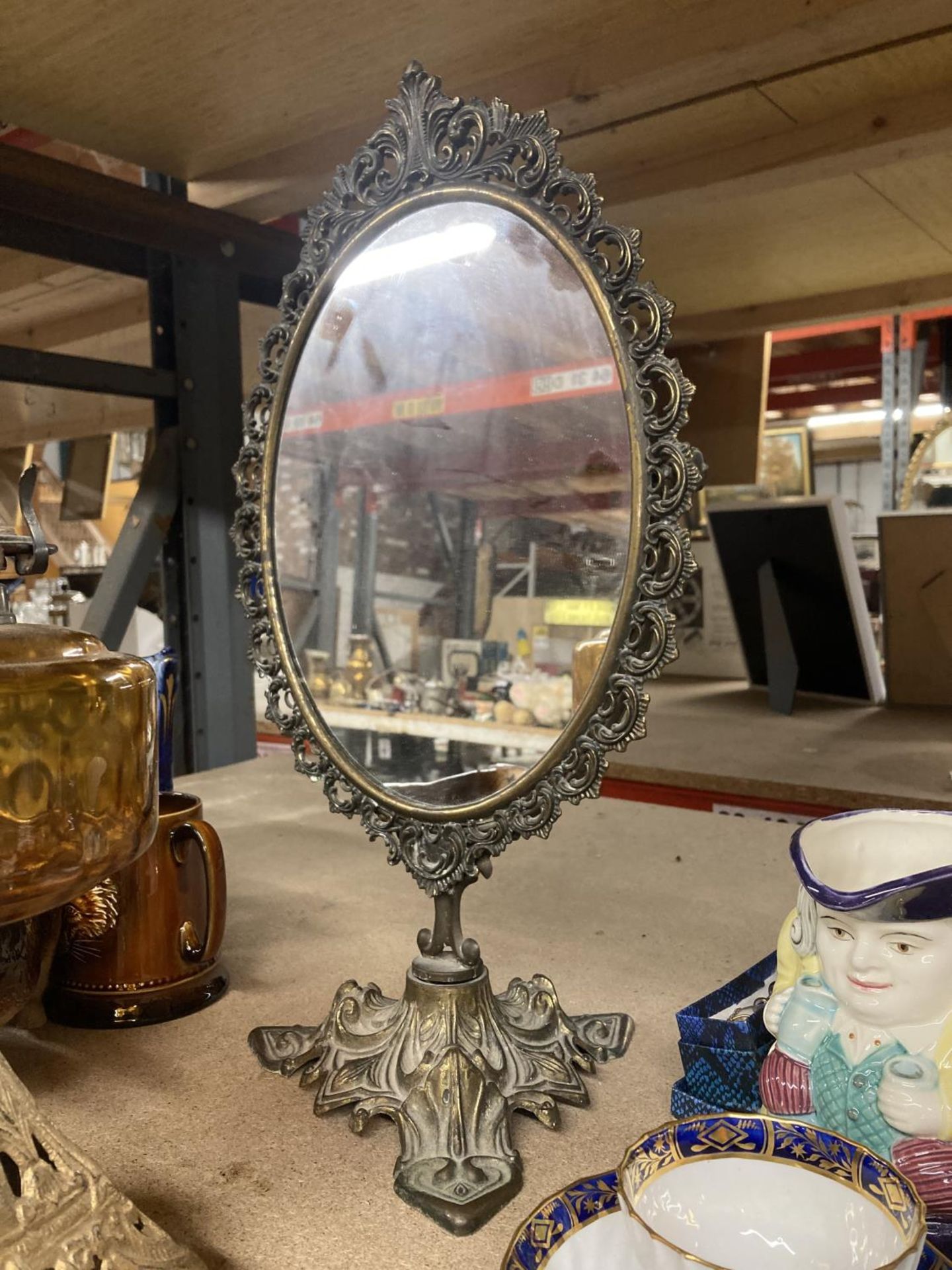 A VINTAGE OIL LAMP WITH AMBER GLASS RESERVOIR AND A DECORATIVE DRESSING TABLE MIRROR - Image 4 of 5