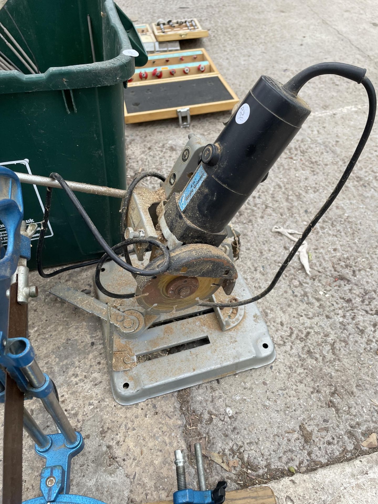 AN ASSORTMENT OF TOOLS TO INCLUDE AN ANGLE GRINDER ON A STAND, SOCKETS AND WELDING RODS ETC - Image 3 of 4