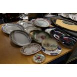 A LARGE QUANTITY OF VINTAGE PLATES TO INCLUDE DOULTON, ADAMS, ETC, - APPROX 16 IN TOTAL