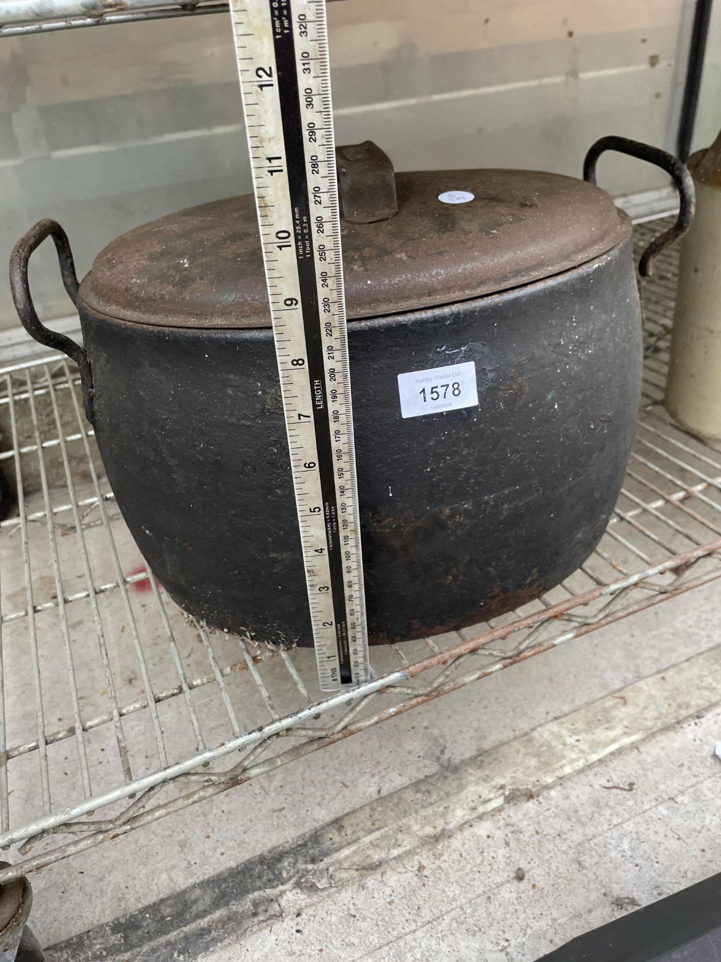 A VINTAGE CAST IRON COOKING POT WITH LID - Image 2 of 3