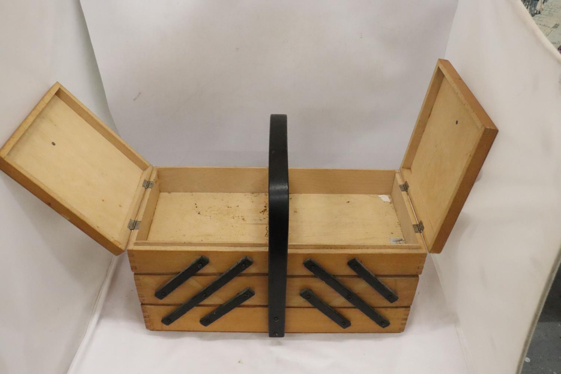 A CANTILEVER SEWING BOX - Image 2 of 5