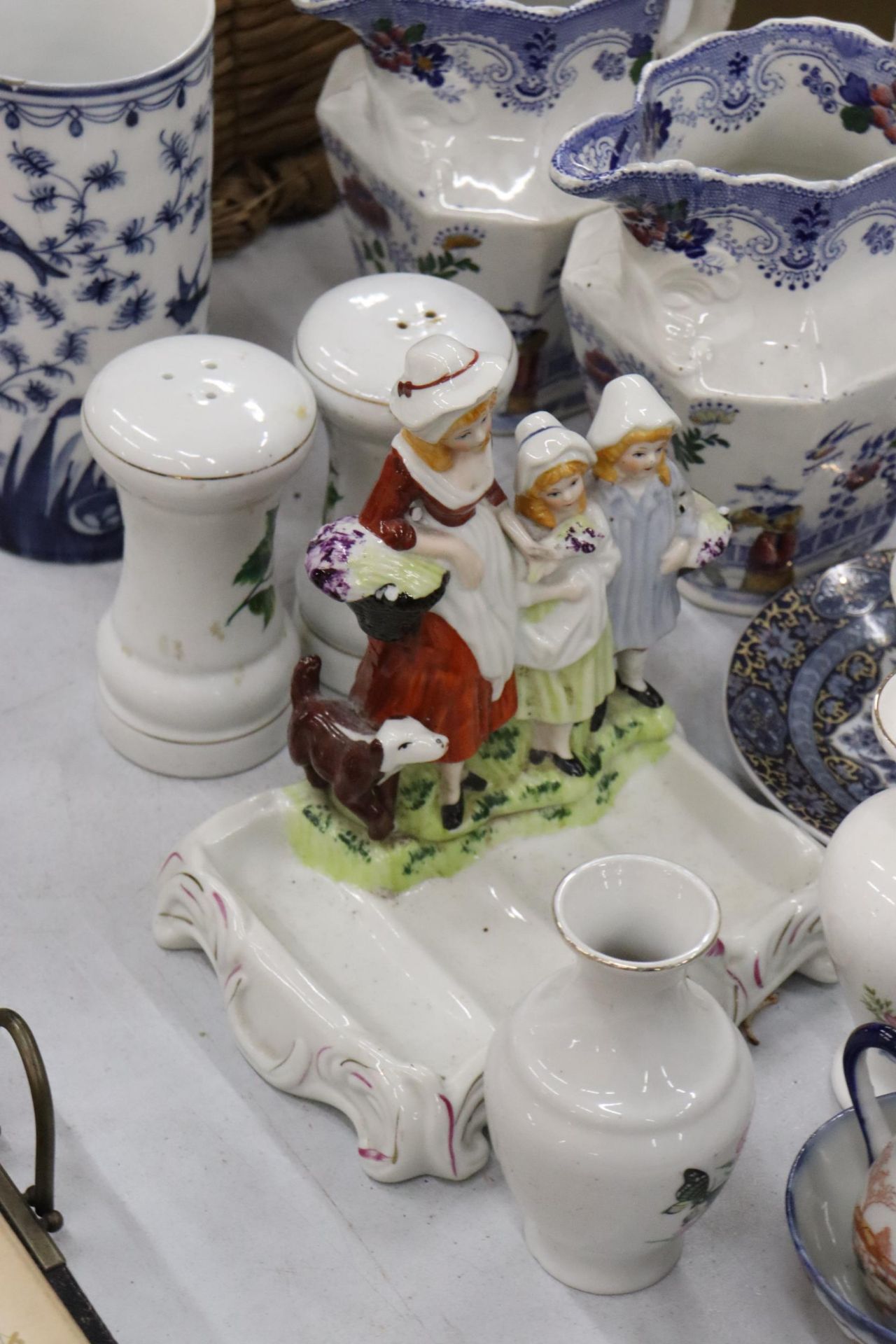 A QUANTITY OF VINTAGE CERAMICS TO INCLUDE JUGS, A YARDLEY SOAP DISH, CUPS AND SAUCERS, VASES, A - Image 9 of 11