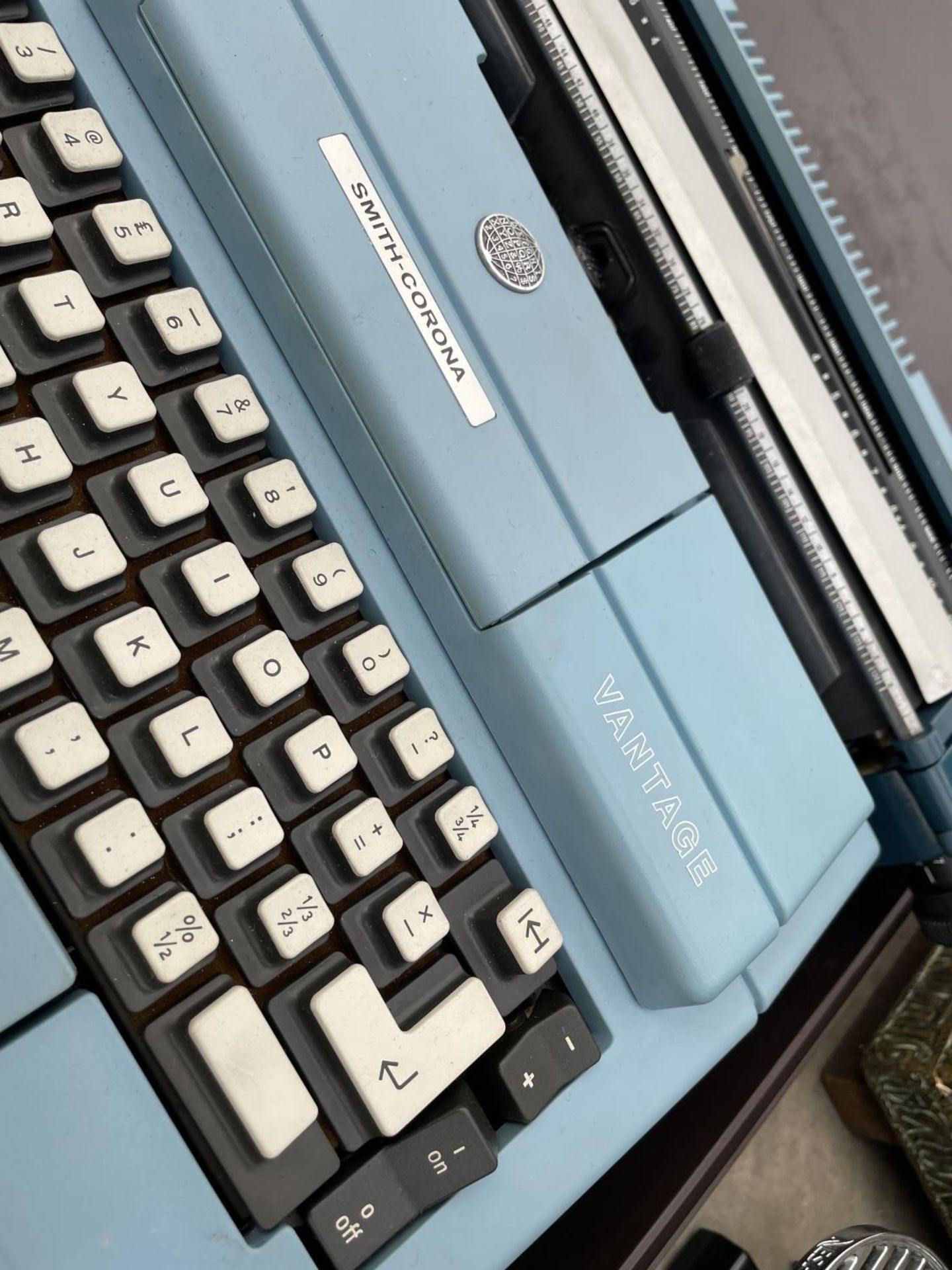 AN ASSORTMENT OF ITEMS TO INCLUDE A BRASS COAL BOX, A PLANMTER AND A VANTAGE TYPEWRITER - Bild 4 aus 5