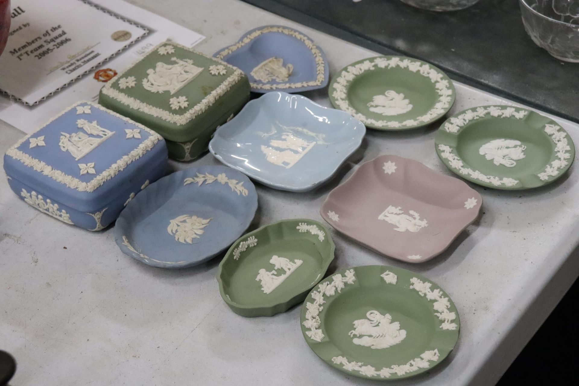 A COLLECTION OF WEDGWOOD JAPERWARE TRINKET BOXES AND PIN TRAYS TO INCLUDE LILAC AND GREEN - Image 8 of 9