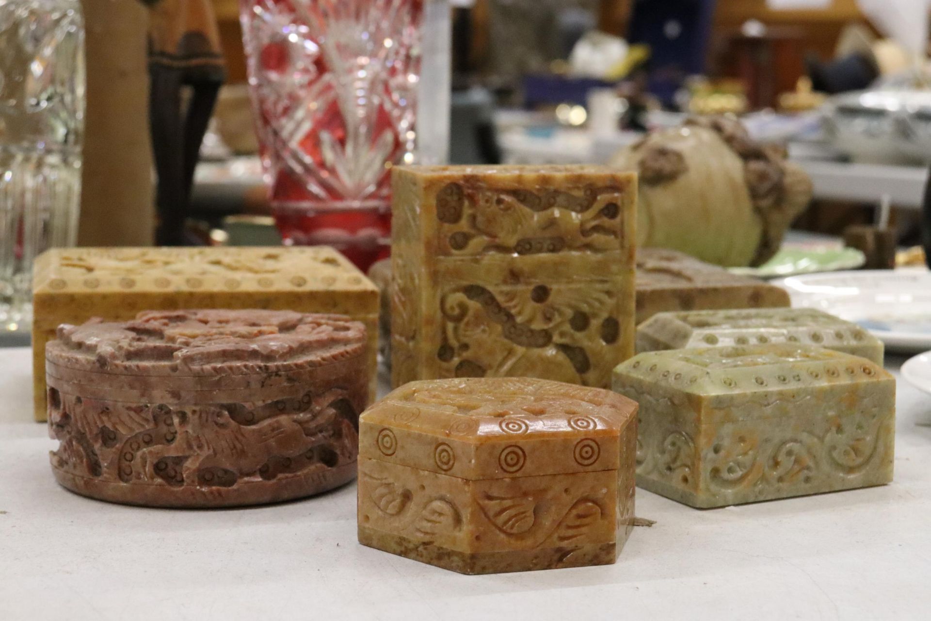 SEVEN SOAP STONE BOXES WITH ANIMAL AND ORIENTAL DDESIGN - Bild 3 aus 6