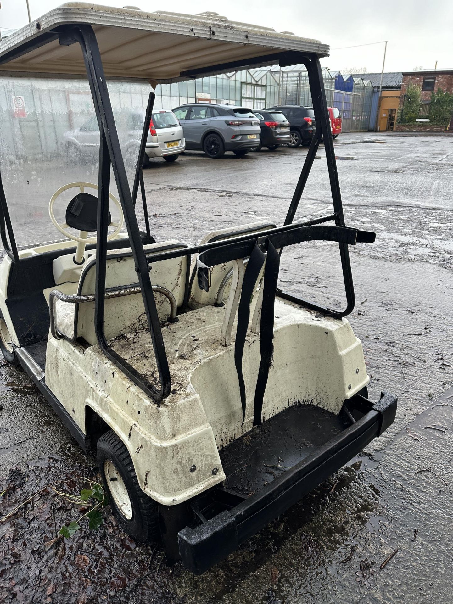 A WHITE YAMAHA ELECTRIC GOLF BUGGY COMPLETE WITH KEY - Image 6 of 6