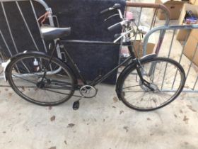 A VINTAGE GENTS GAZELLE BIKE WITH LEPPER SADDLE