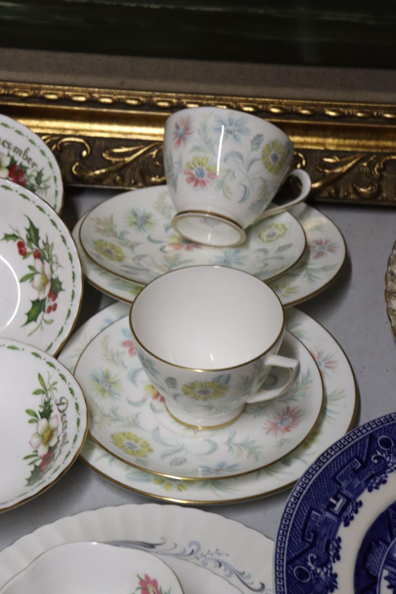 A QUANTITY OF CHINA TEAWARE TO INCLUDE ROYAL ALBERT 'CHRISTMAS ROSE' BOWLS, MINTON 'VANESSA' CUPS - Image 5 of 10