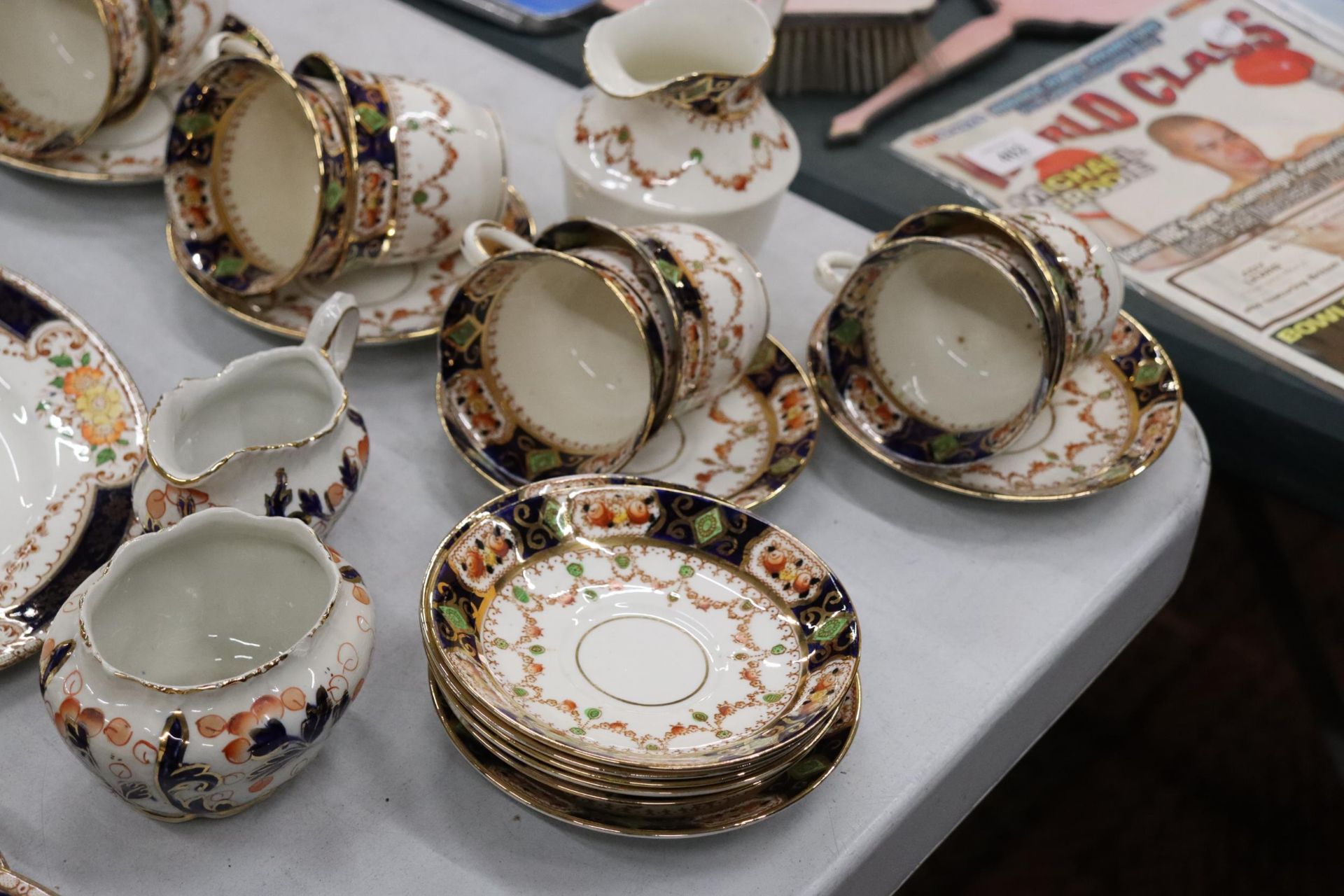 A LARGE QUANTITY OF MONA IMARI PATTERN TO INCLUDE TUREENS, DINNER PLATES, SIDE PLATES, CUPS, - Image 8 of 14