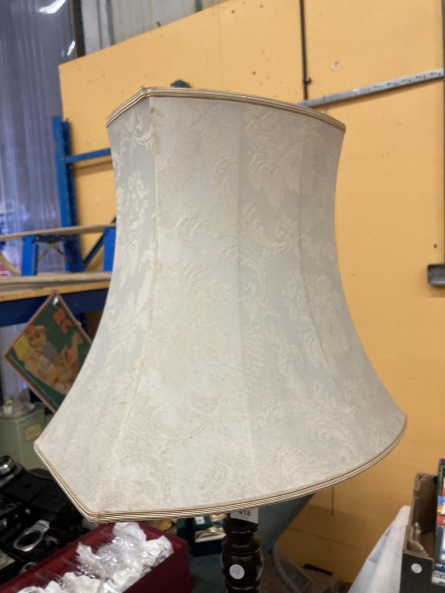 A MAHOGANY BARLEY TWIST STANDARD LAMP AND SHADE - Image 4 of 4