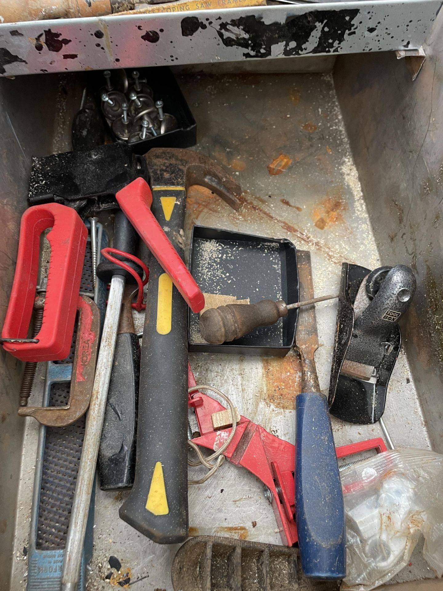 A METAL TOOL CHEST WITH AN ASSORTMENT OF TOOLS TO INCLUDE AN ELECTRIC JIGSAW AND CHISELS ETC - Image 3 of 3