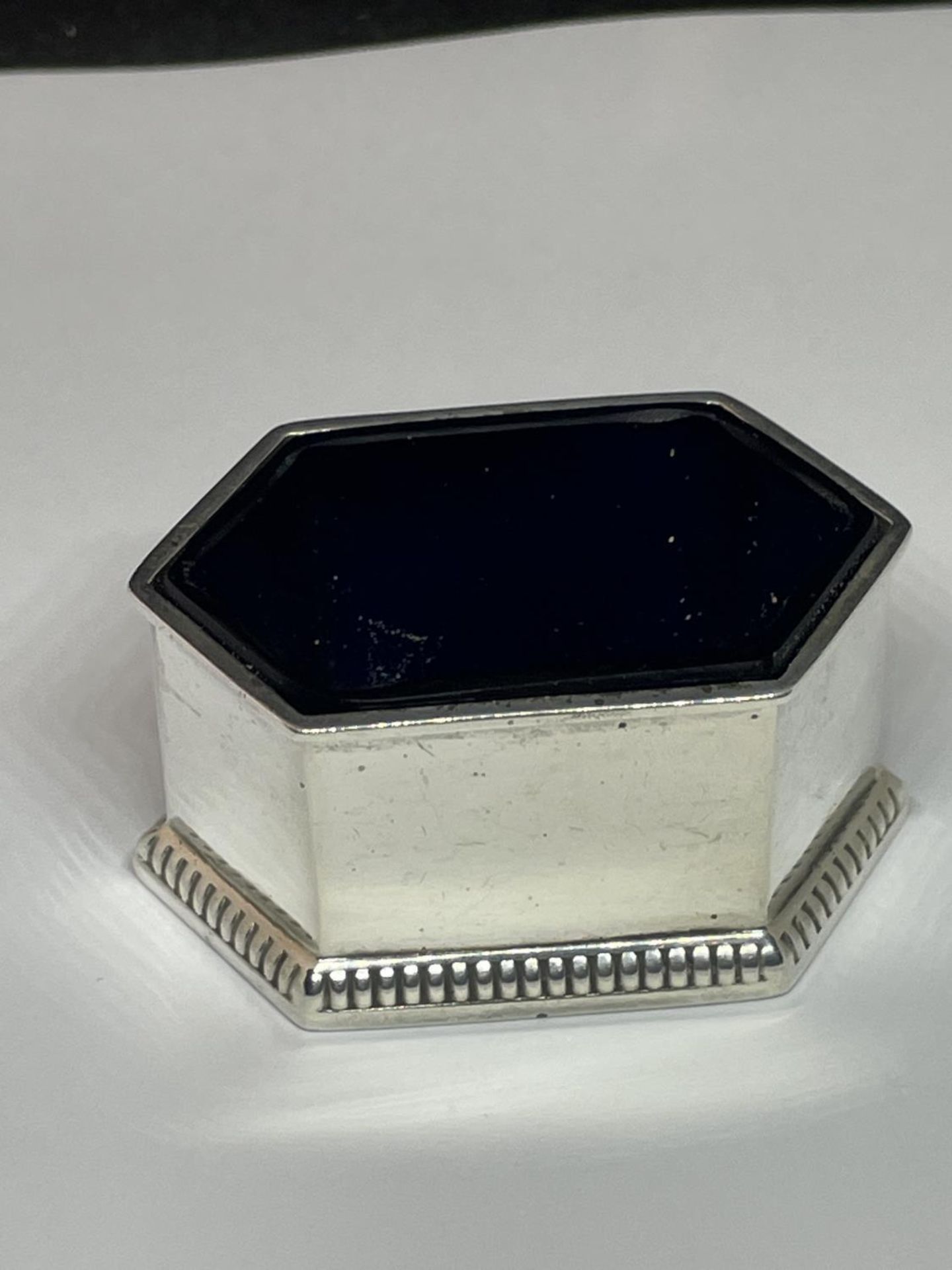 A CHESTER HALLMARKED WALKER AND HALL HEXAGONAL SALT WITH BLUE GLASS LINER - Image 2 of 4