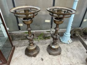 A PAIR OF LARGE HEAVY BRASS VINTAGE TABLE LAMPS