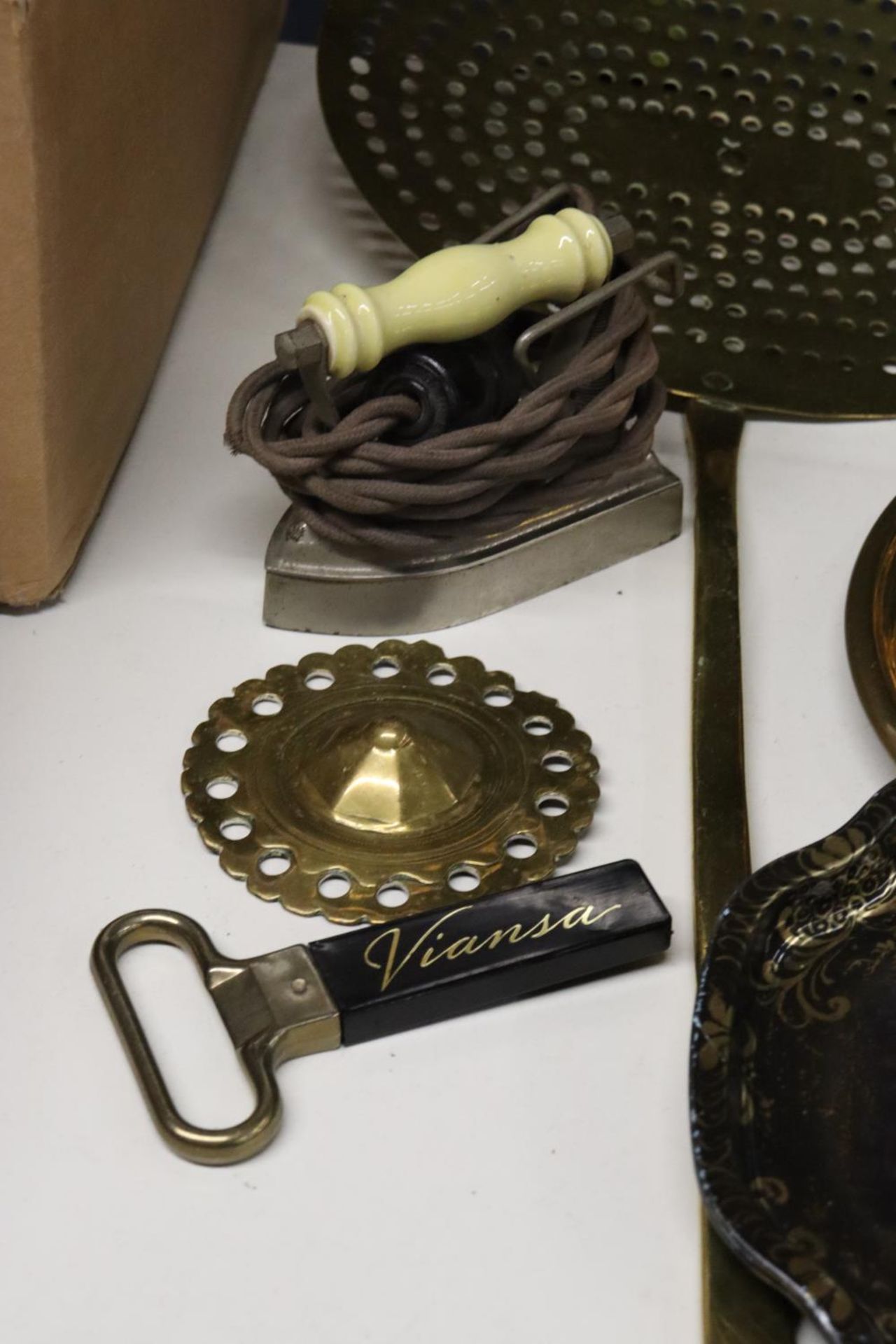 A QUANTITY OF BRASS ITEMS TO INCLUDE A CANDLESTICK, A SKILLET, TRAYS, TRAVEL IRON, ETC - Image 5 of 6