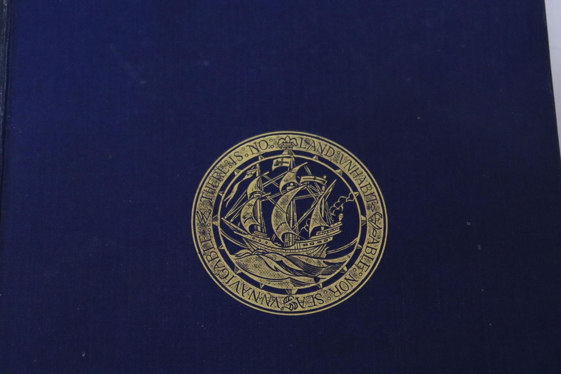 A 1926 EDITION OF HAKLVYT'S VOYAGES - Bild 2 aus 7