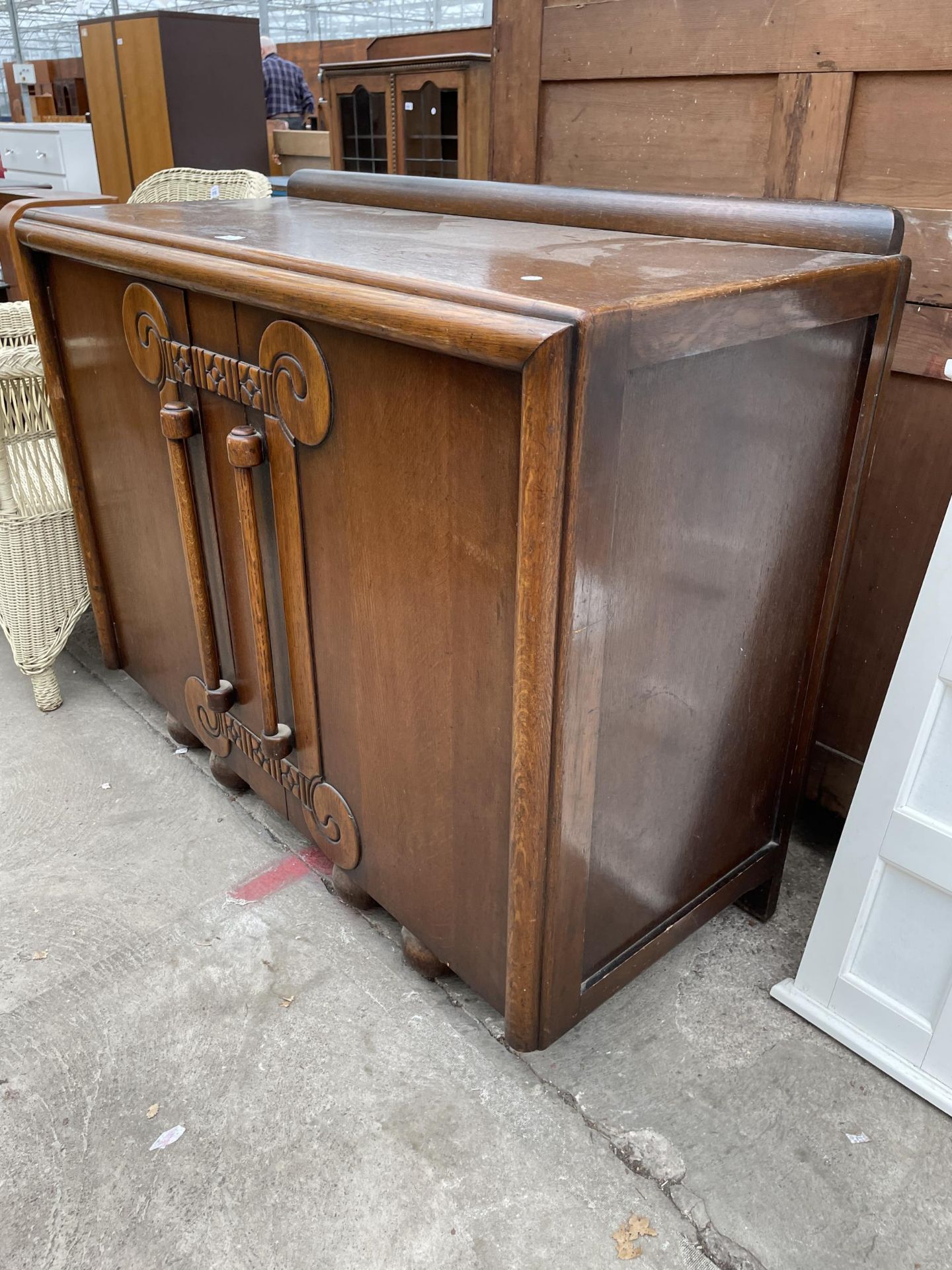 AN OAK ART DECO SIDEBOARD, 48" WIDE WITH LONG DROP TURNED TWIN HANDLES - Image 2 of 5