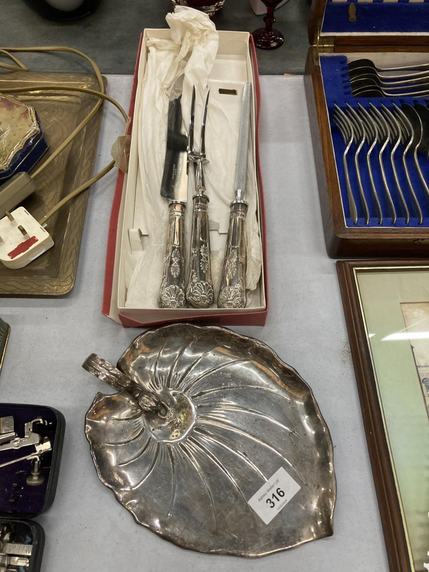 AN ART NOUVEAU STYLE SILVER PLATED LEAF PLATE WITH HANDLE PLUS A CARVING SET WITH STEEL