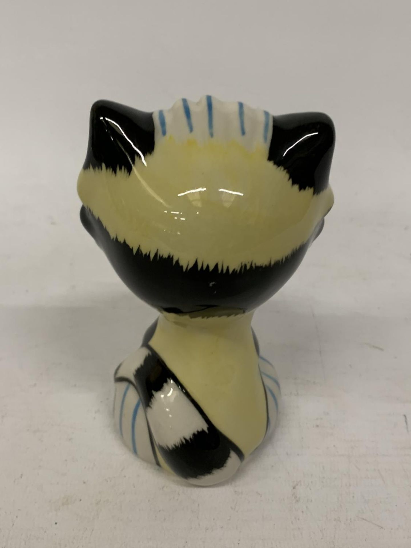 A LORNA BAILEY HAND PAINTED AND SIGNED CAT WITH MOUSE FIGURE - Image 2 of 3