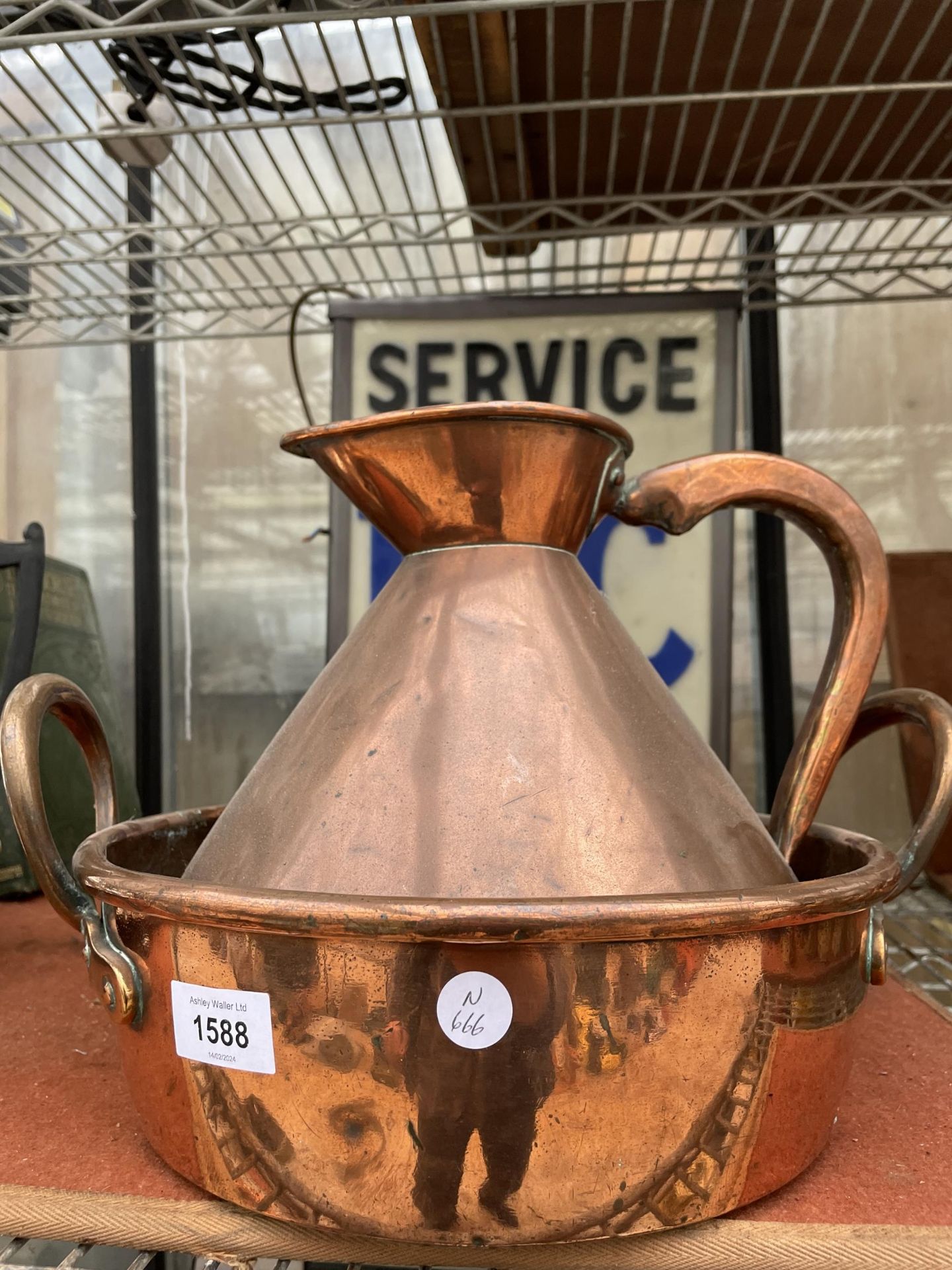 A VINTAGE HEAVY THICK COPPER GALLON JUG AND HEAVY WASH BOWL - Image 2 of 4