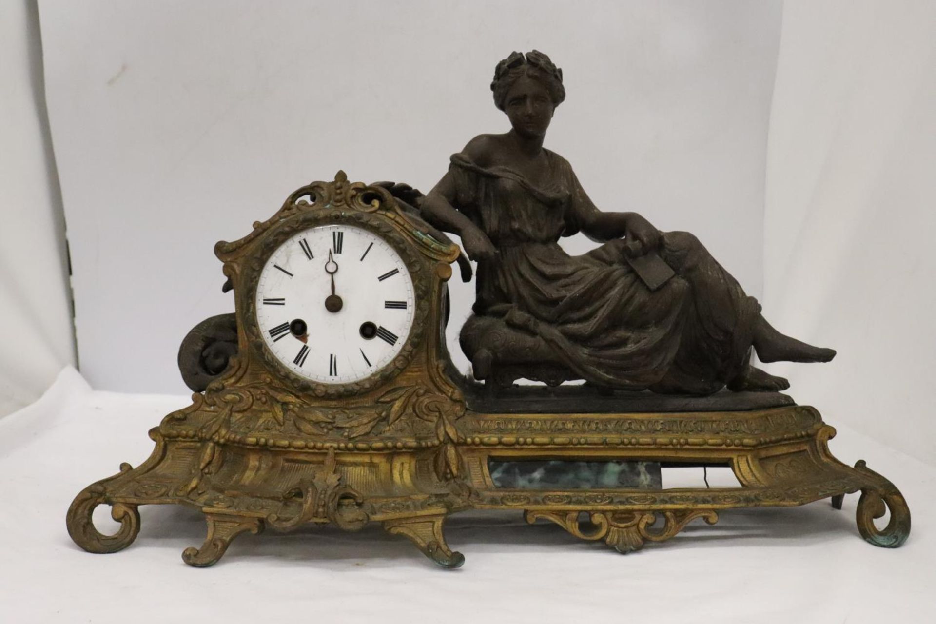 A VINTAGE ORNATE BRASS CLOCK WITH CLASSICAL FIGURE, HEIGHT 28CM, LENGTH 44CM - Image 2 of 6