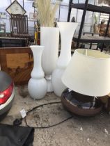 AN ASSORTMENT OF ITEMS TO INCLUDE A CERAMIC LAMP AND THREE WHITE GLASS VASES