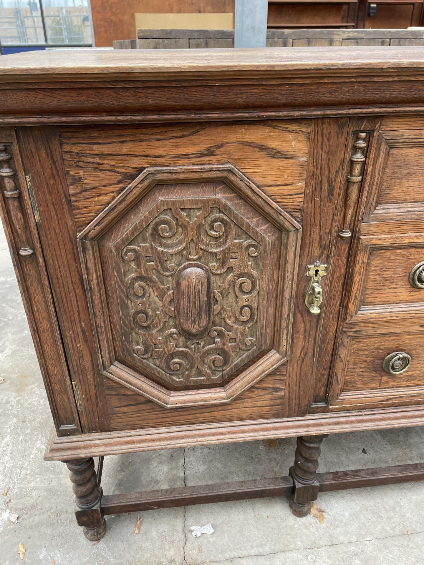 AN EARLY 20TH CENTURY OAK JACOBEAN SIDEBOARD ON BARLEY TWIST LEGS, 72" WIDE - Image 3 of 6