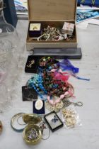 A QUANTITY OF COSTUME JEWELLERY TO INCLUDE NECKLACES, BRACELETS, BROOCHES, ETC