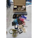 A QUANTITY OF COSTUME JEWELLERY TO INCLUDE NECKLACES, BRACELETS, BROOCHES, ETC