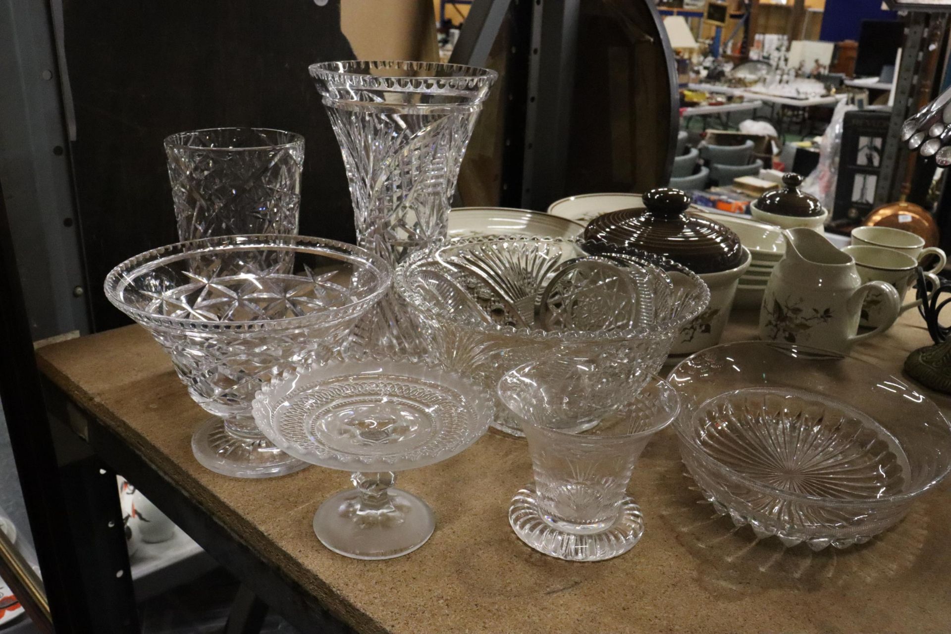 A QUANTITY OF GLASSWARE TO INCLUDE VASES, BOWLS, ETC - 7 PIECES IN TOTAL - Image 2 of 8