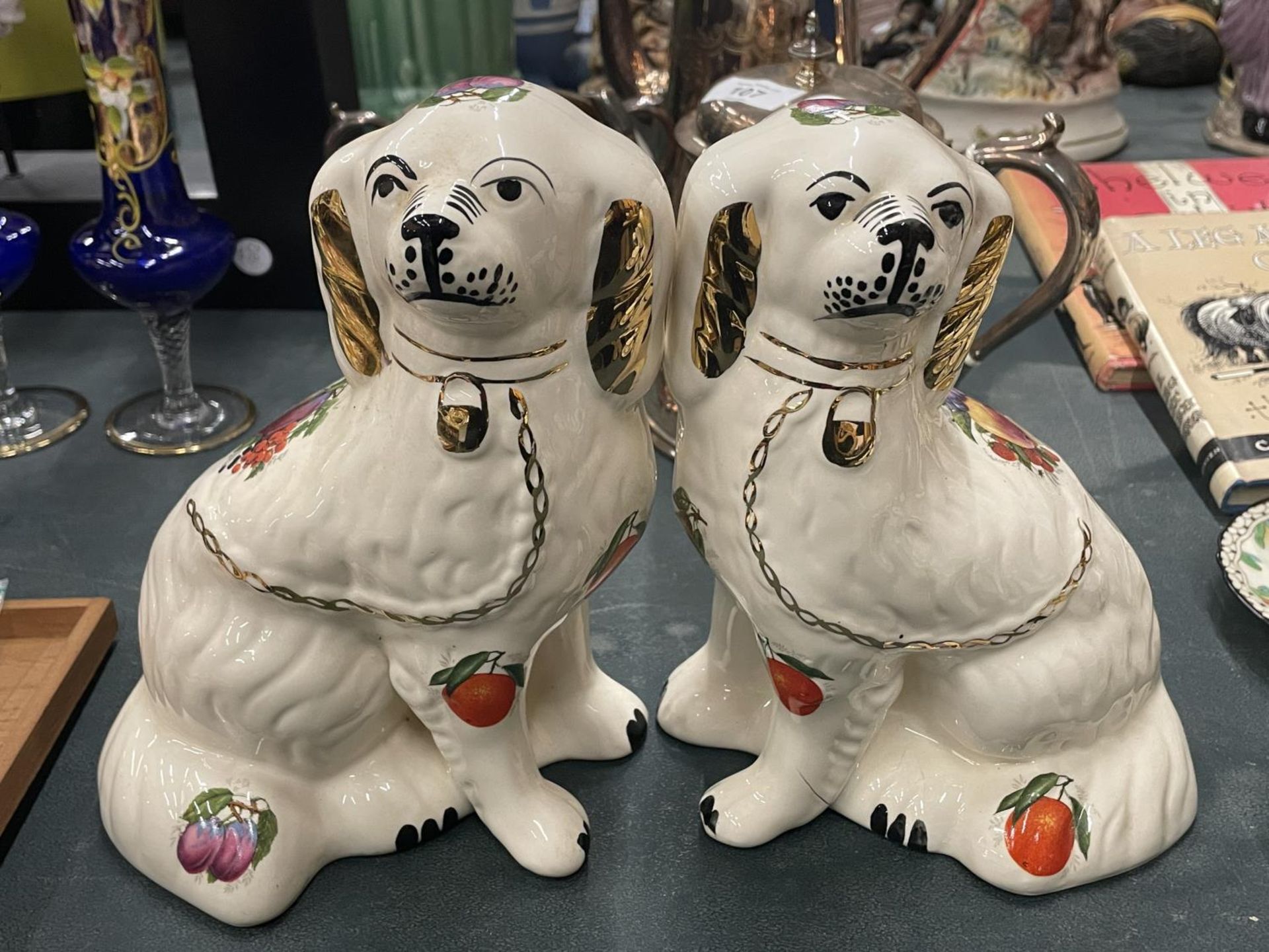 A PAIR OF STAFFORDSHIRE FRUIT PATTERNED, MANTLE SPANIELS, HEIGHT 20CM