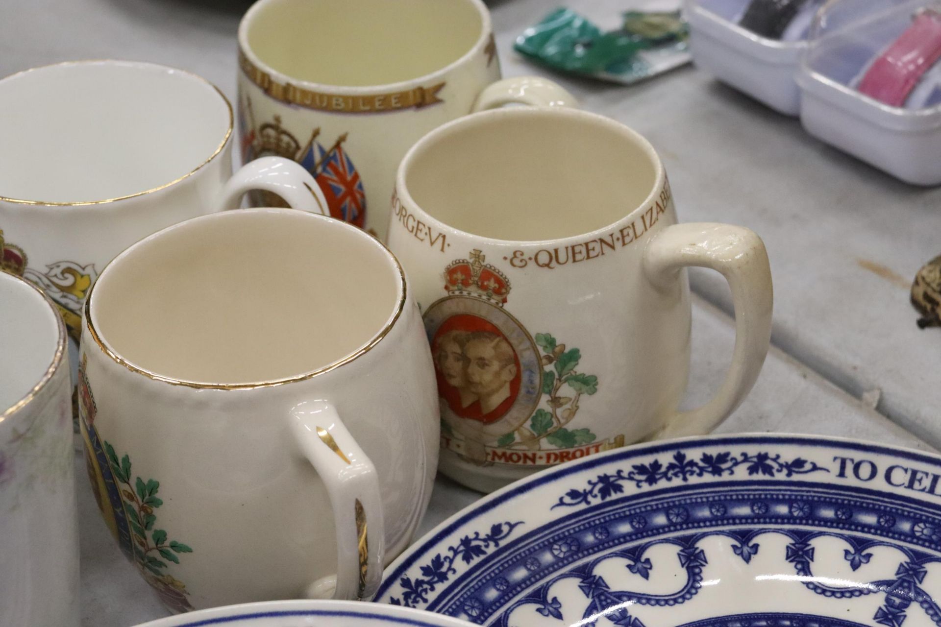 A COLLECTION OF ROYAL COMMEMORATIVE ITEMS TO INCLUDE CUPS, PLATES, PLUS GUINNESS CERAMICS - Bild 9 aus 11