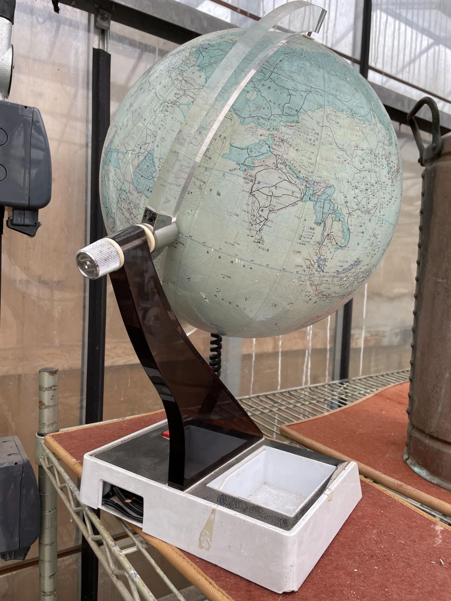 A RETRO KODANSHA GLOBE ON A STAND - Bild 3 aus 3