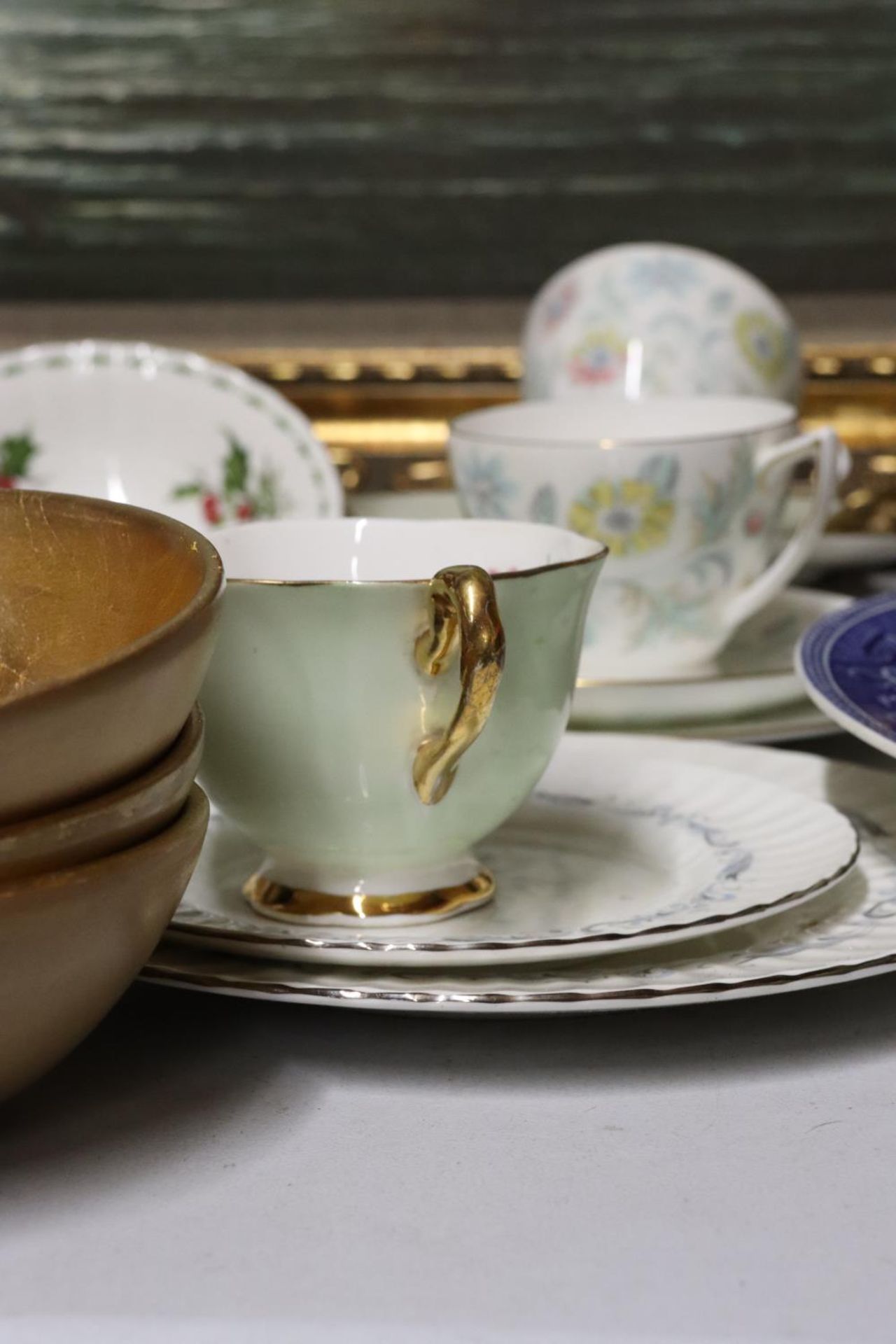 A QUANTITY OF CHINA TEAWARE TO INCLUDE ROYAL ALBERT 'CHRISTMAS ROSE' BOWLS, MINTON 'VANESSA' CUPS - Image 6 of 10