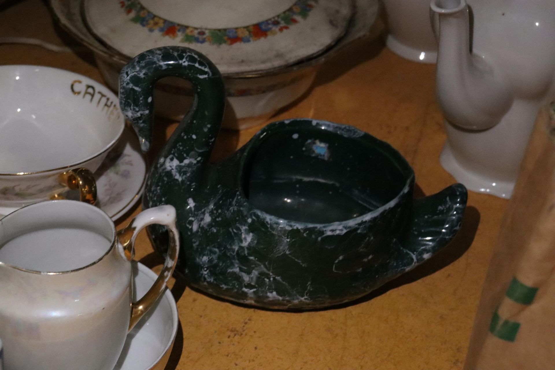 A LARGE MIXED LOT TO INCLUDE, COFFEE POTS, A BREAD CROCK, CUPS AND SAUCERS, CAKE COVER, TABLE - Image 8 of 13