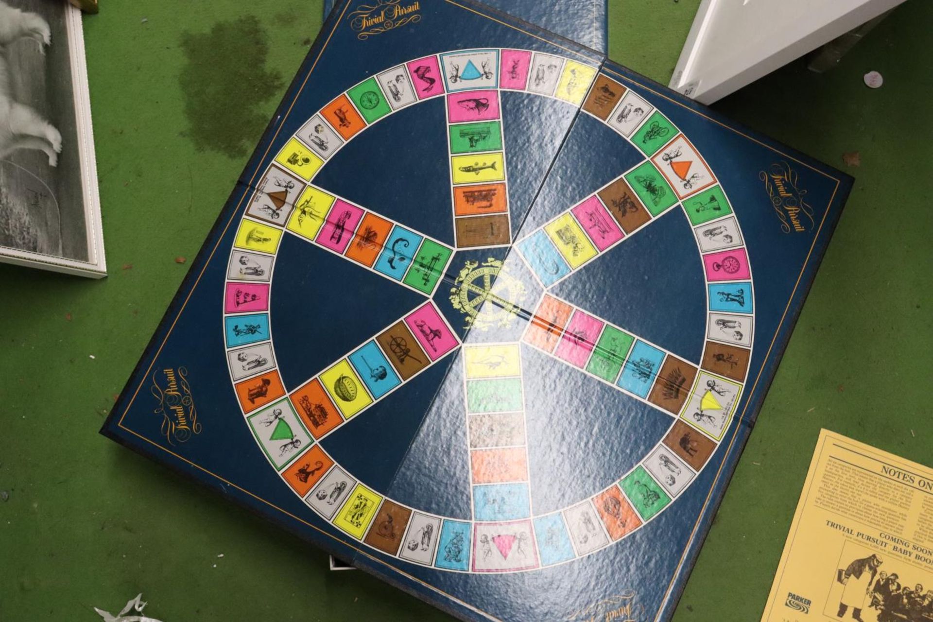 FOUR TRIVIAL PURSUIT GAMES - Bild 4 aus 4