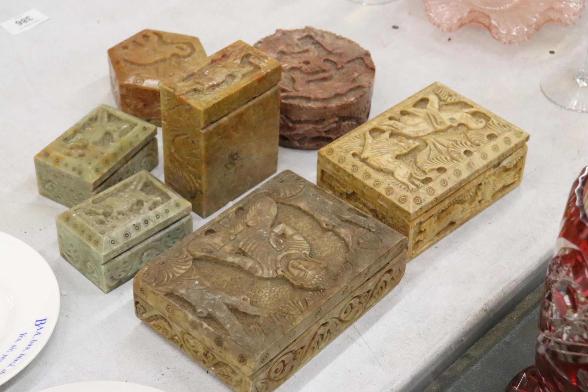 SEVEN SOAP STONE BOXES WITH ANIMAL AND ORIENTAL DDESIGN - Bild 5 aus 6