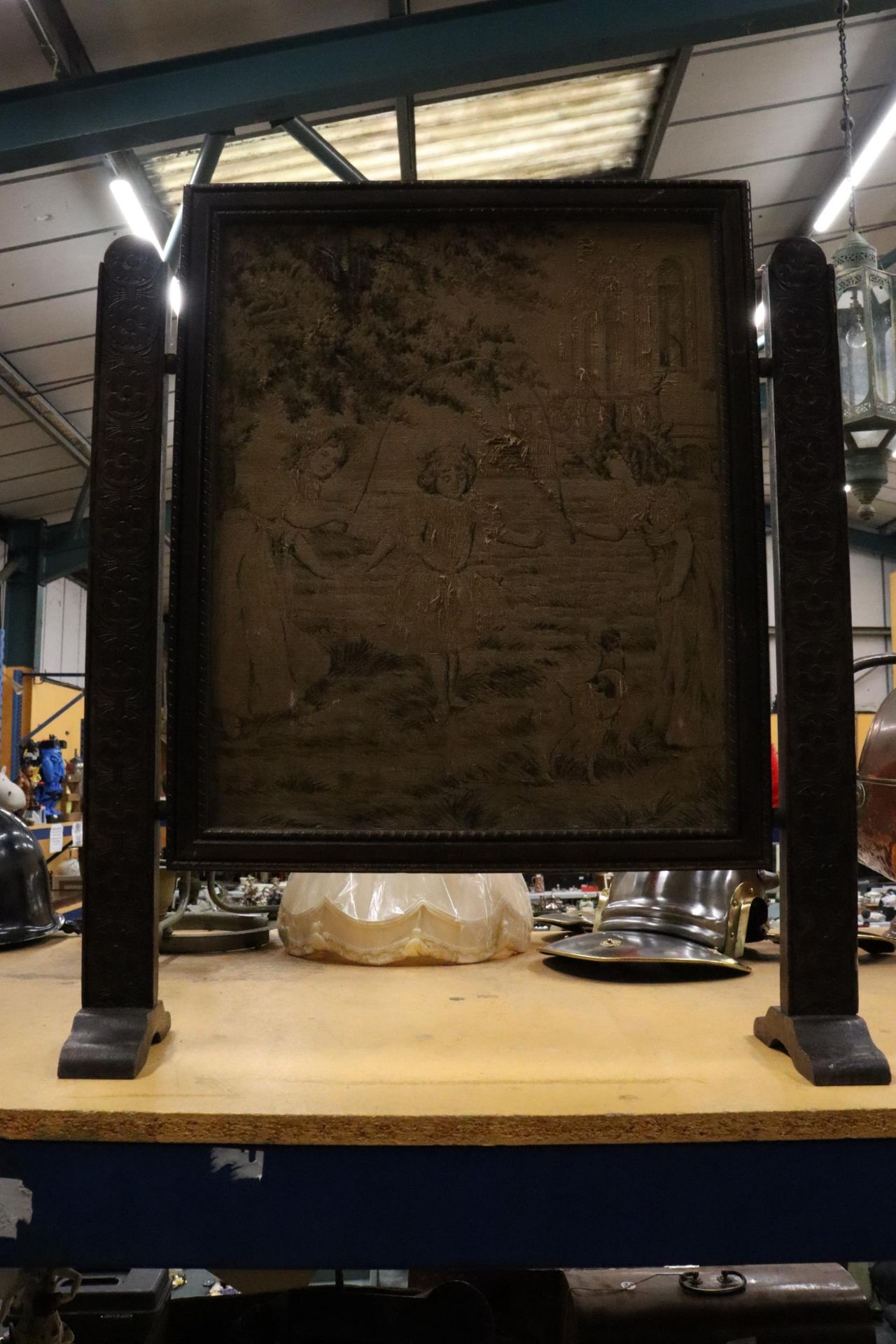 A VICTORIAN FIRE SCREEN, WITH MAHOGANY CARVED FRAME AND TAPESTRY SCREEN, 59CM X 70CM
