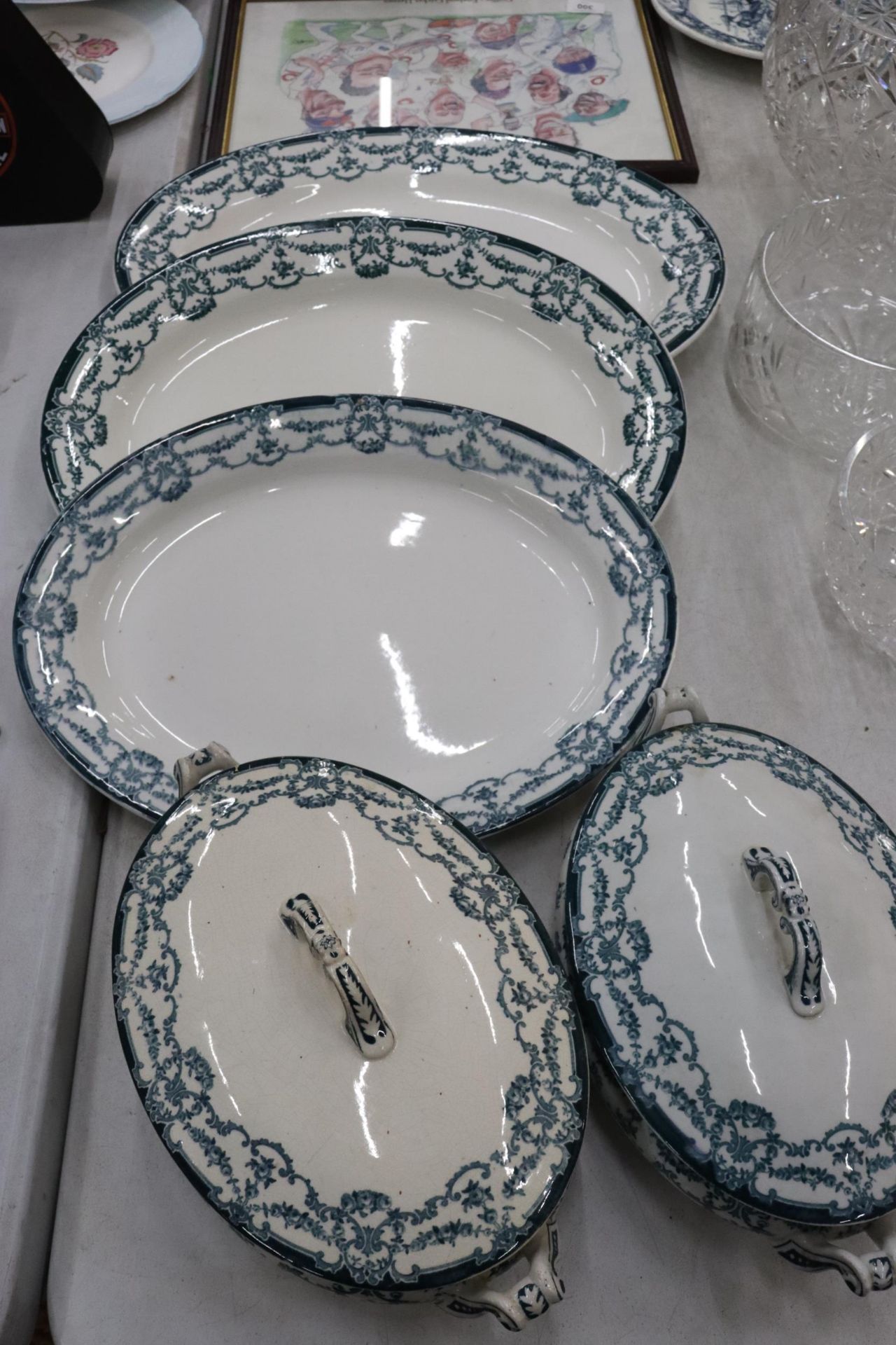 FIVE LARGE PIECES OF VINTAGE STAFFORDSHIRE 'LOUVRE' PATTERN DINNERWARE TO INCLUDE TWO LIDDED SERVING