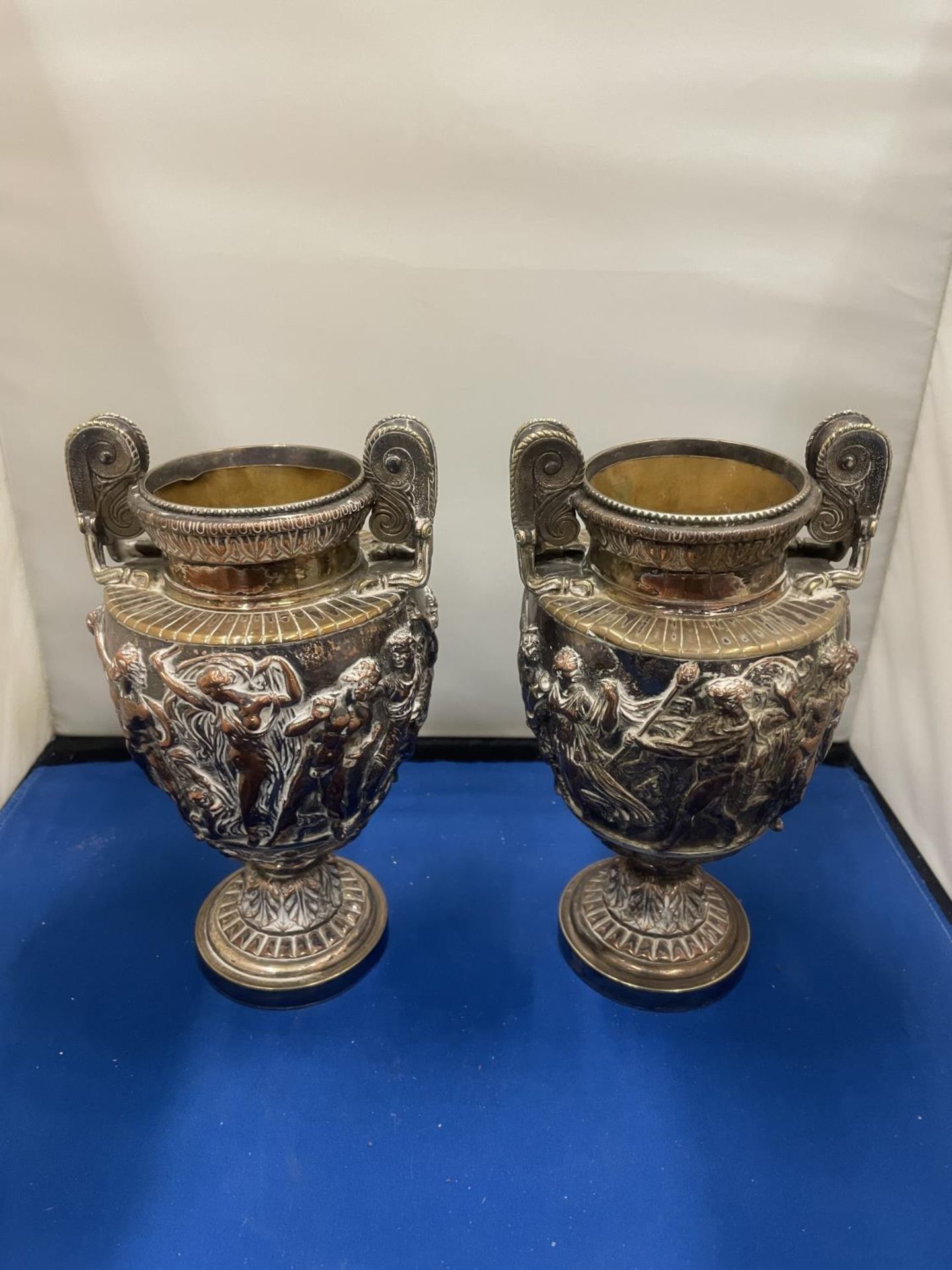 A PAIR OF DECORATIVE TWIN HANDLED URNS WITH INNER LINERS HEIGHT 18CM