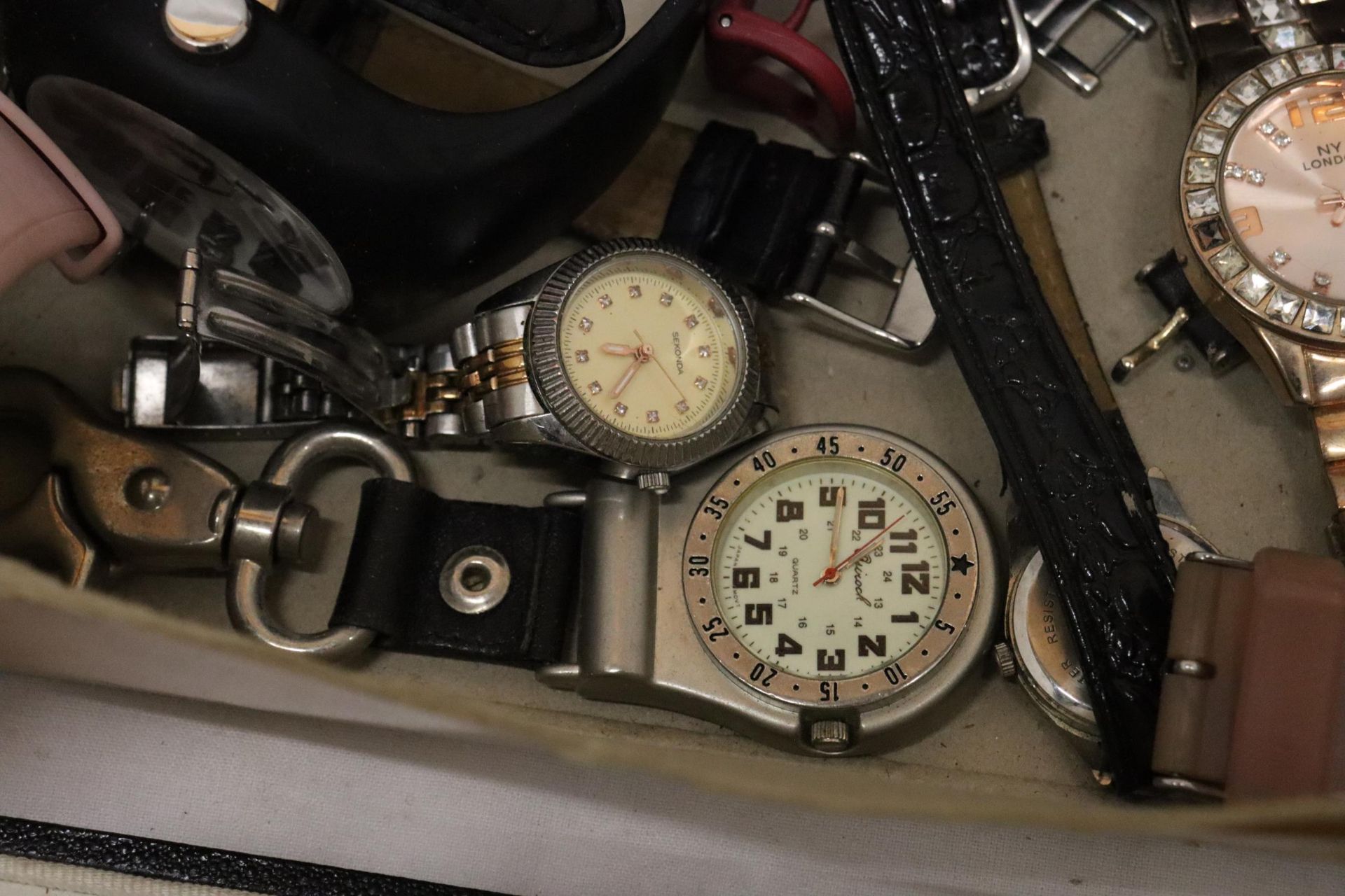 A LARGE QUANTITY OF WRISTWATCHES - Image 11 of 13