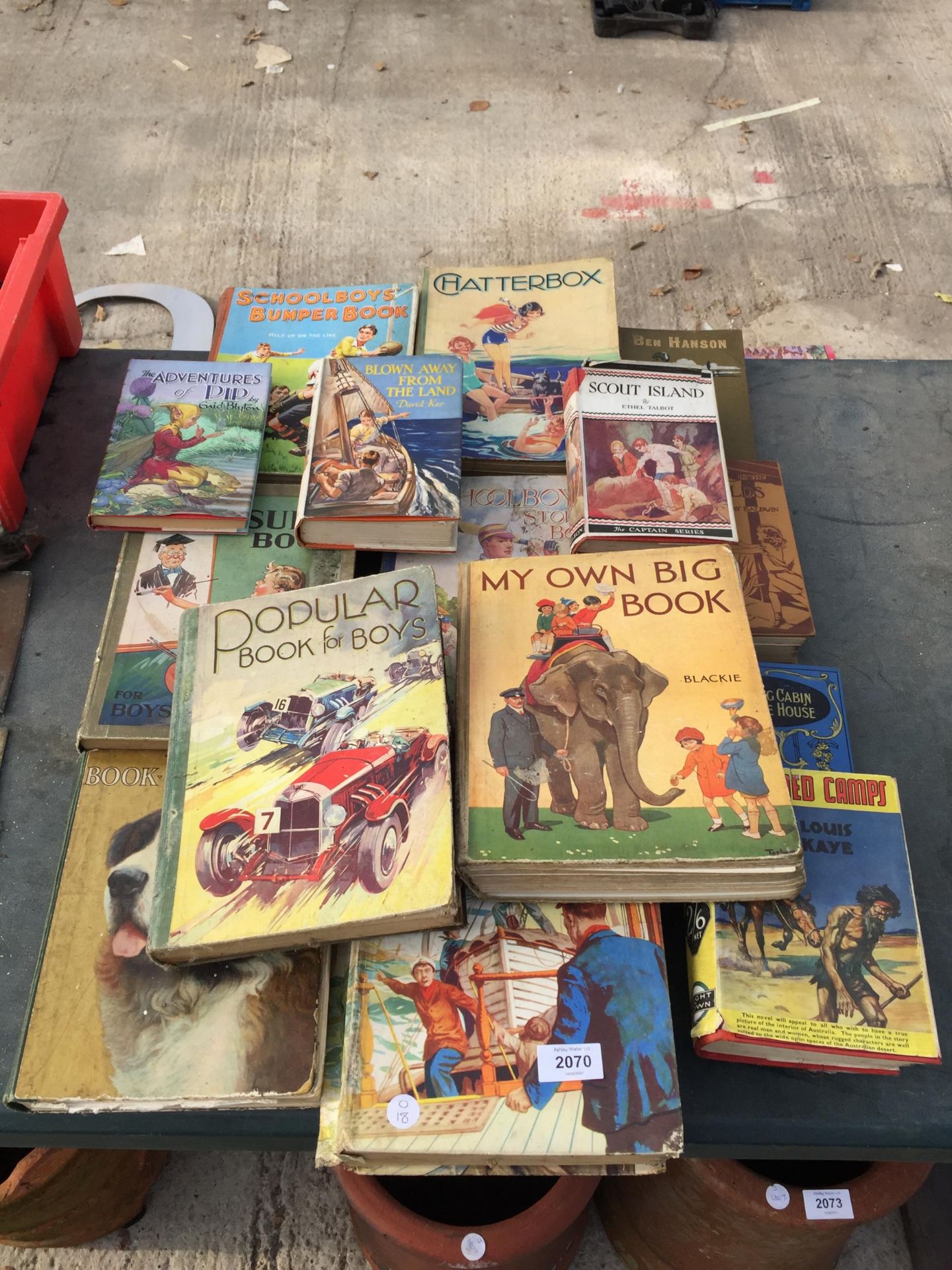 AN ASSORTMENT OF HARDBACK CHILDRENS BOOKS