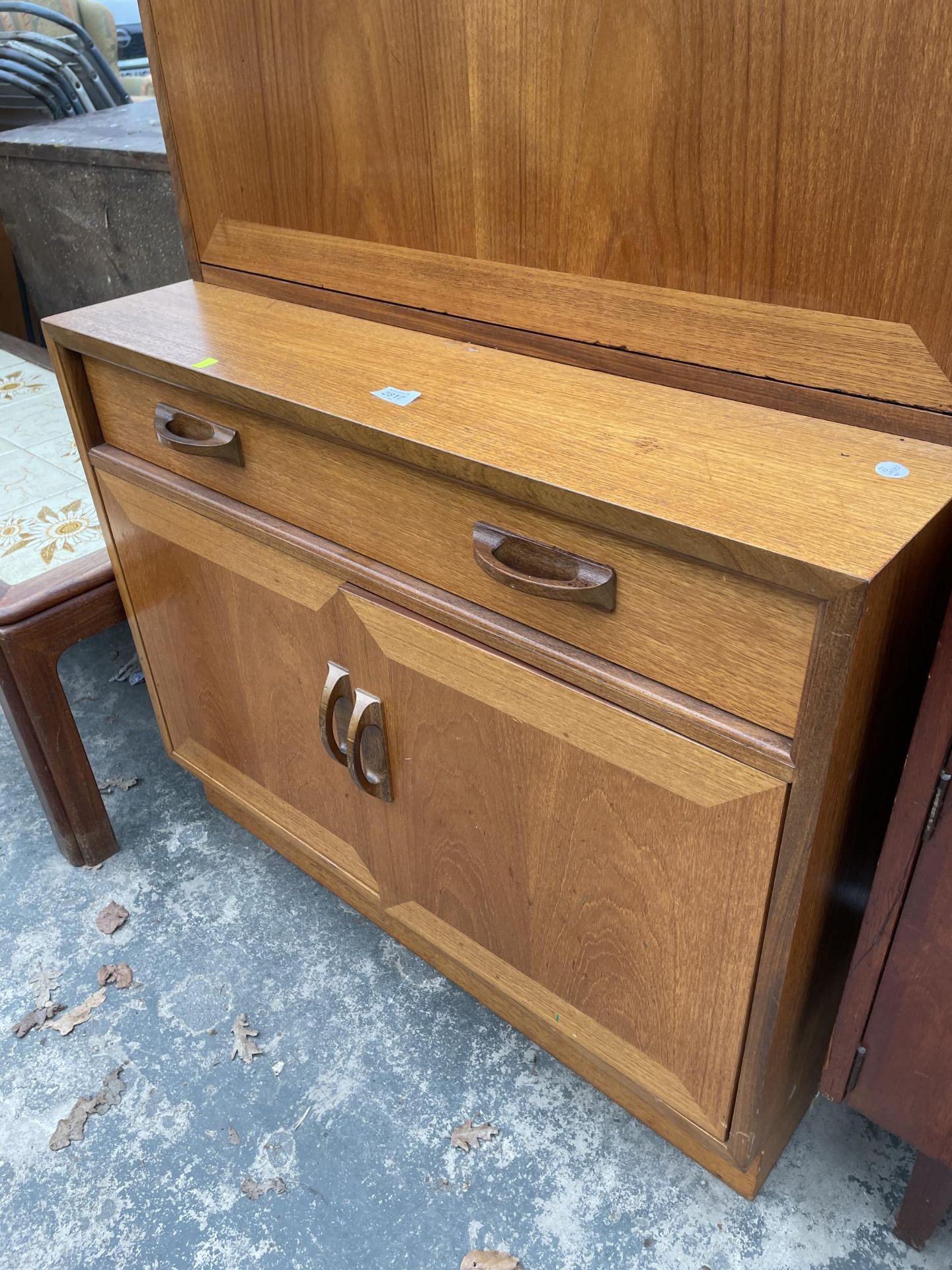 A RETRO TEAK G-PLAN COCKTAIL CABINET WITH DRAWERS AND CUPBOARDS TO BASE, 33" WIDE - Image 3 of 8