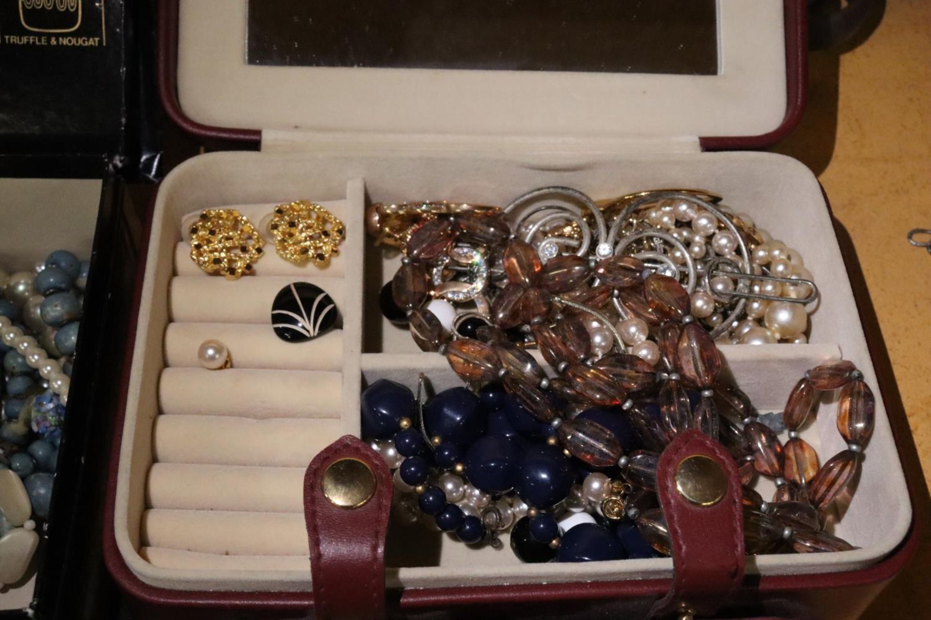 A LARGE QUANTITY OF COSTUME JEWELLERY - Image 6 of 8