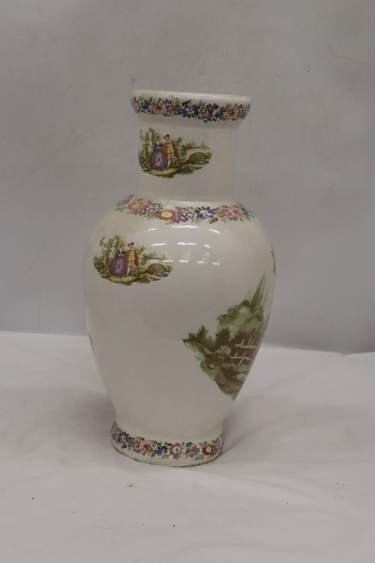 A LARGE VICTORIAN STYLE VASE WITH TRANSFER PRINTED PRINT, HEIGHT 37CM - Bild 3 aus 3