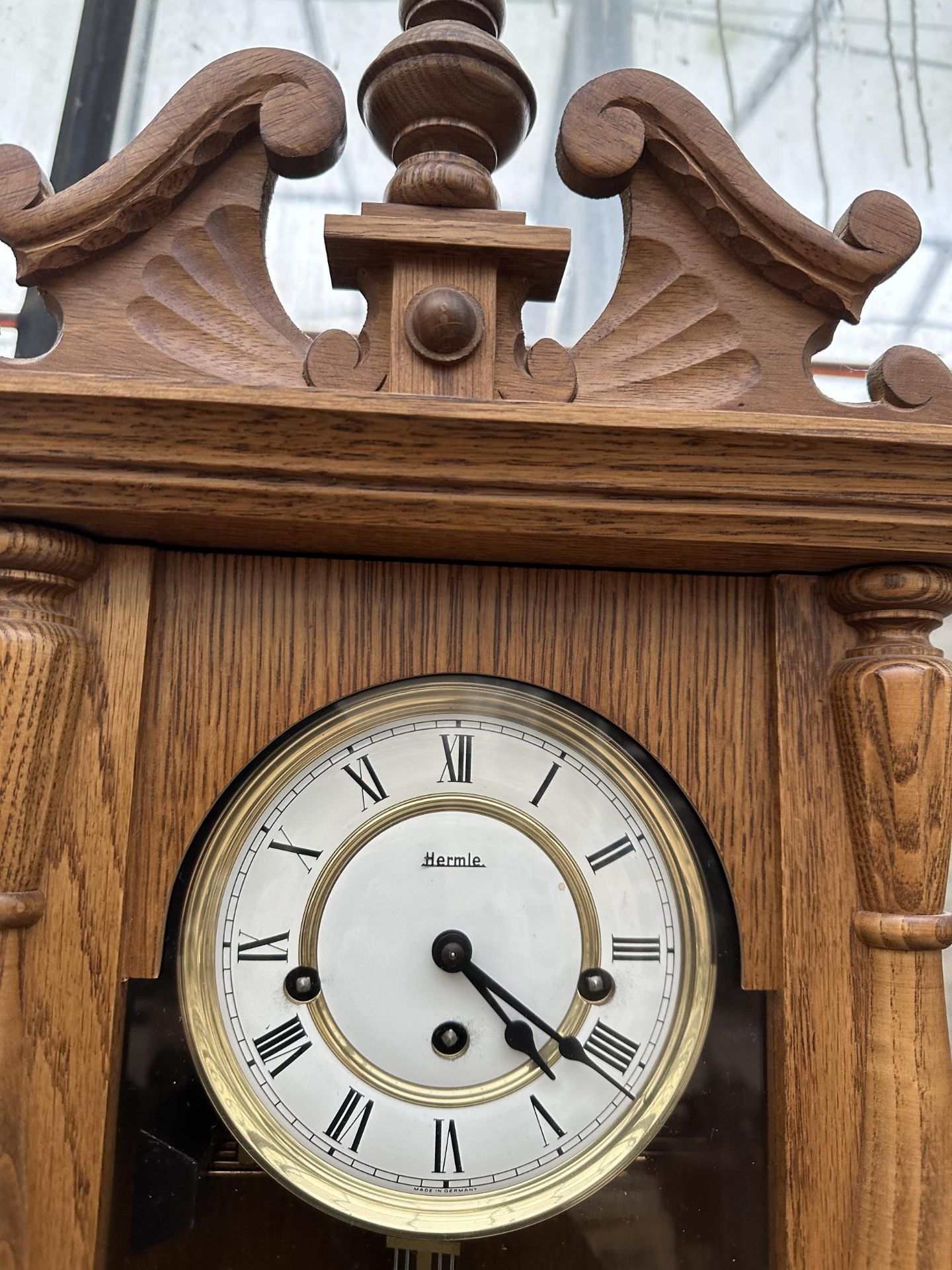 AN OAK CASED WESTMINISTER CHIMING WALL CLOCK - Bild 2 aus 4