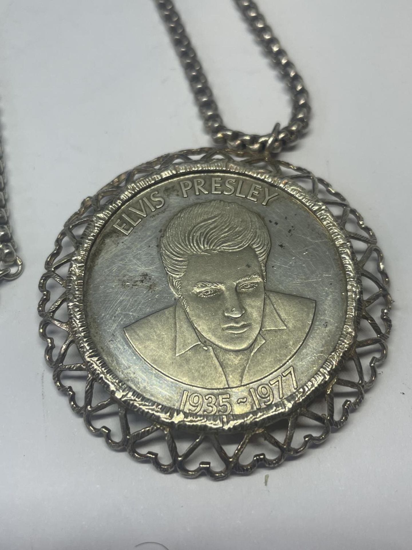 A SILVER ELVIS PRESLEY COIN NECKLACE - Bild 2 aus 3