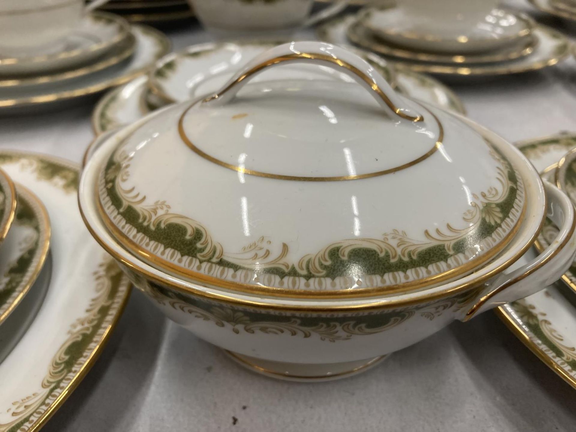 A NORITAKE PART DINNER SERVICE TO INCLUDE A SERVING BOWL AND PLATE, VARIOUS SIZES OF PLATES, CREAM - Image 5 of 6